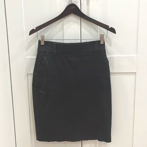 Banana republic mostly cotton black skirt with pockets.
